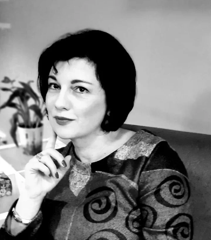 Alina State, portret în alb și negru